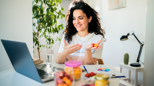 Imagen inspiradora de una variedad de alimentos saludables en un escritorio.