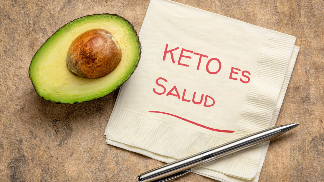 Aguacate sobre una mesa con una servilleta que dice Keto es salud